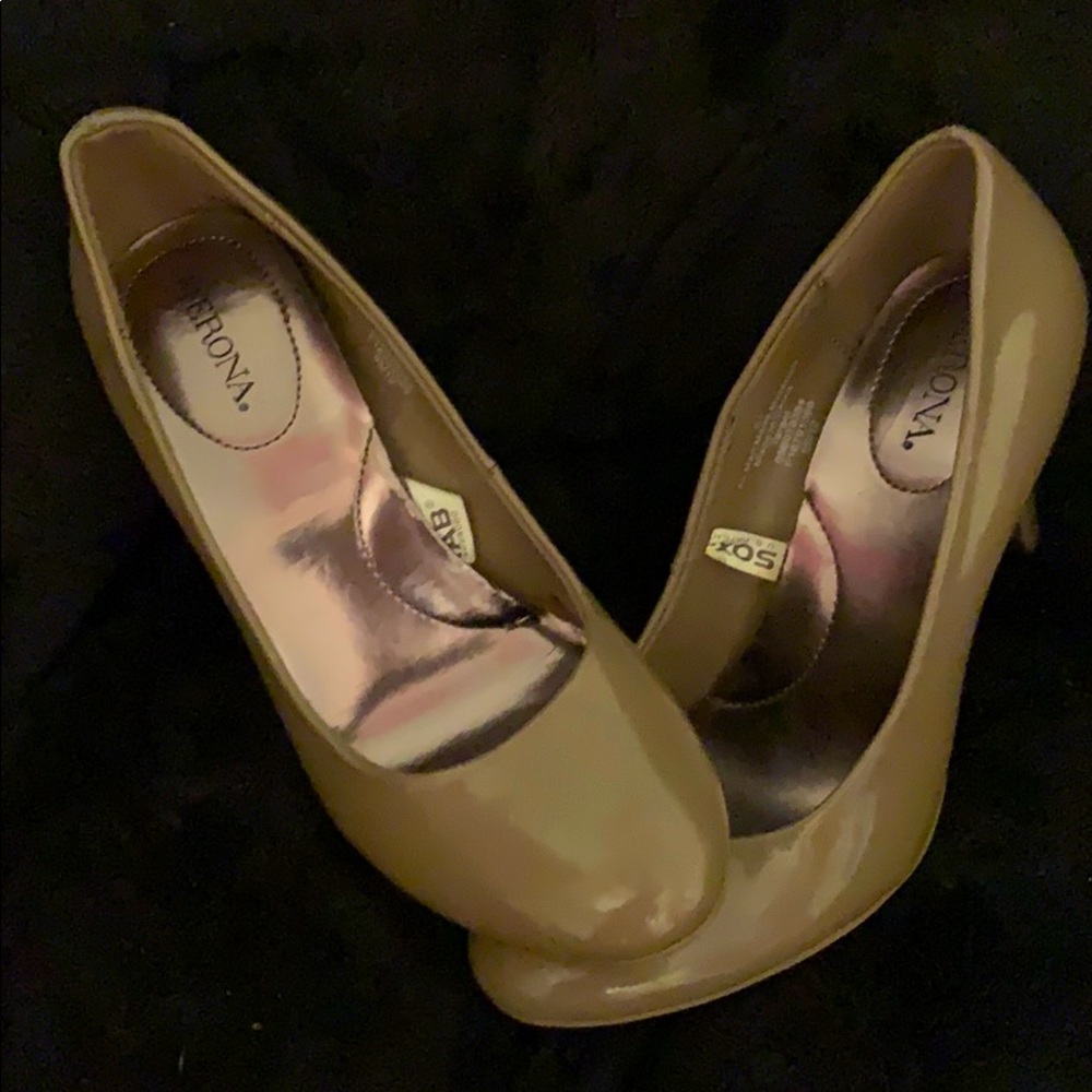 Tan colored pumps 2.5 in heel.